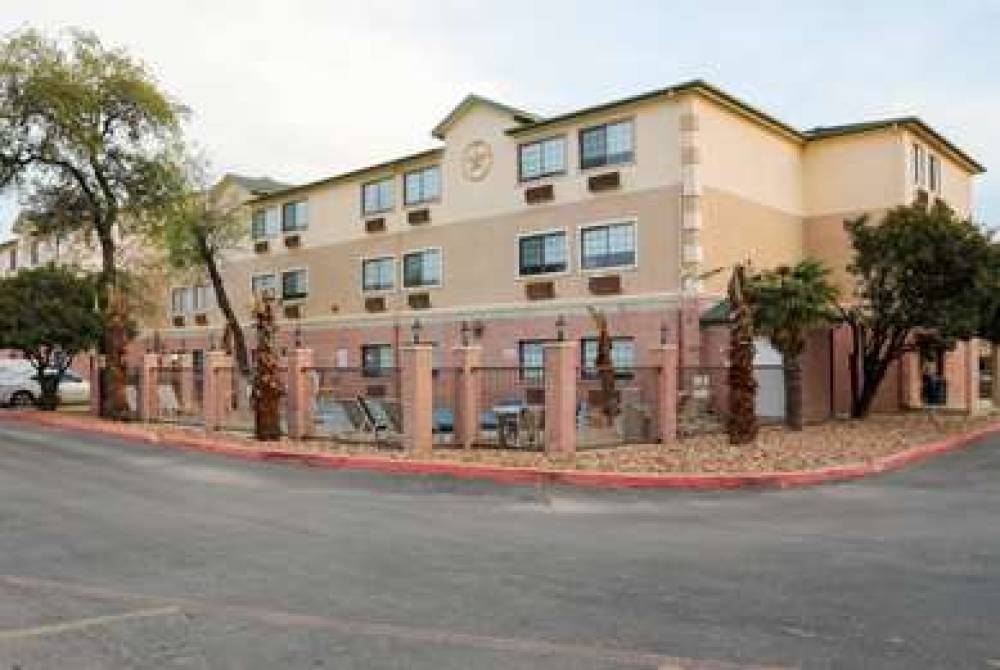 Days Inn & Suites By Wyndham San Antonio North Stone Oak 1