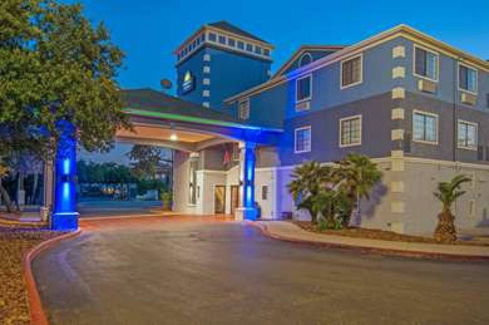 Days Inn & Suites By Wyndham San Antonio North Stone Oak 9