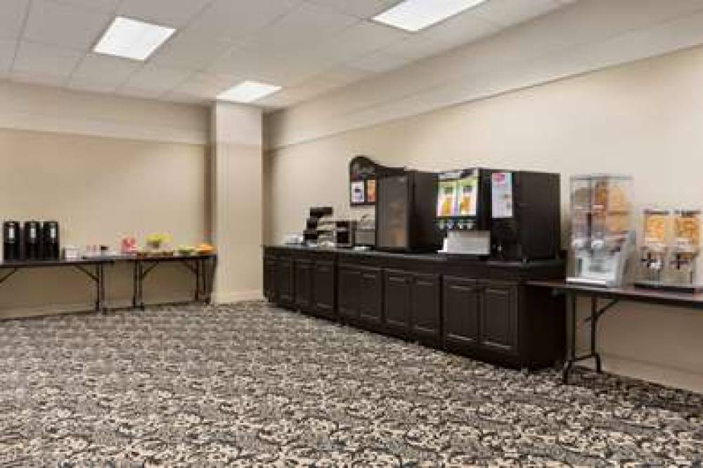 DAYS INN & SUITES BY WYNDHAM SAULT 4