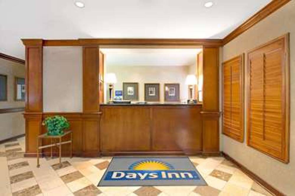 Days Inn & Suites By Wyndham St. Louis/Westport Plaza 2