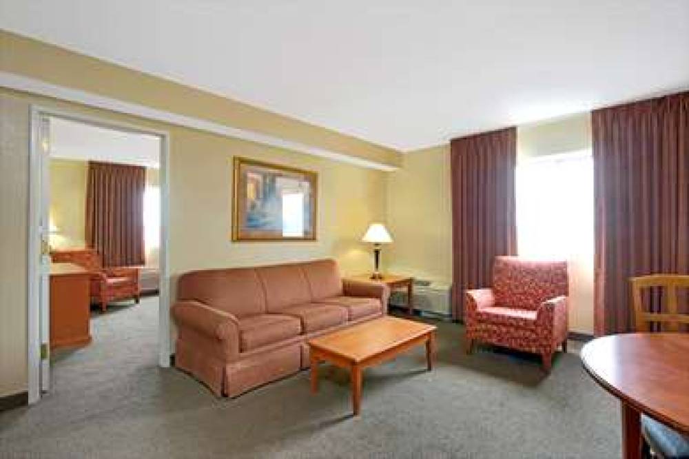 Days Inn & Suites By Wyndham St. Louis/Westport Plaza 9