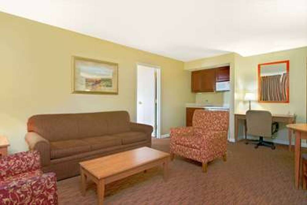 Days Inn & Suites By Wyndham St. Louis/Westport Plaza 10