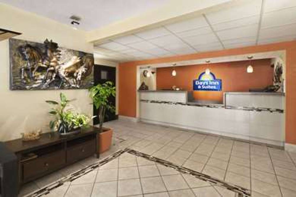 Days Inn & Suites By Wyndham Stevens Point 3