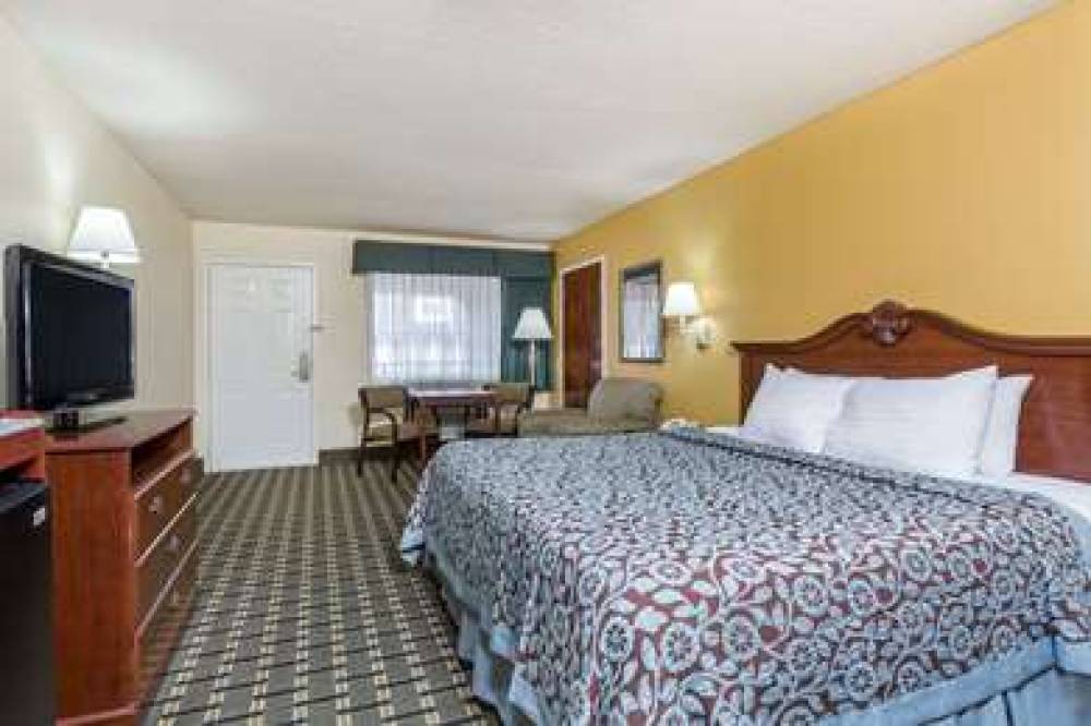 DAYS INN & SUITES BY WYNDHAM WARNER 6