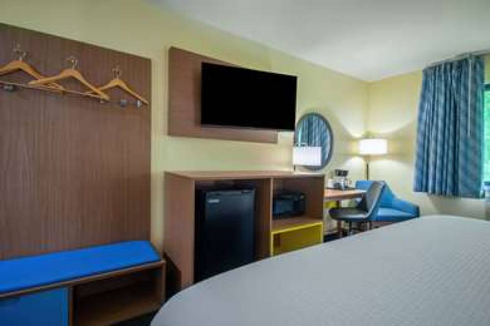 Days Inn & Suites By Wyndham Waterloo 9