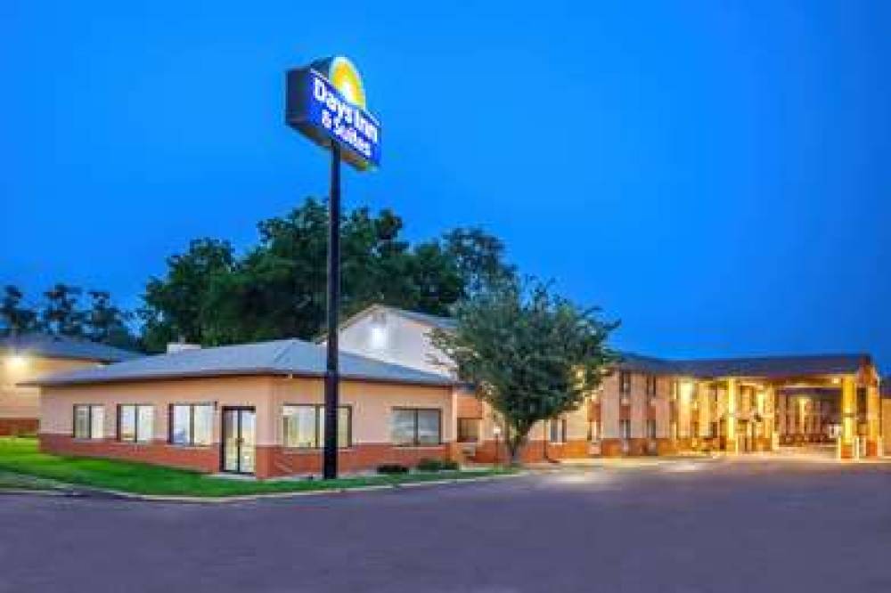 Days Inn & Suites By Wyndham Waterloo