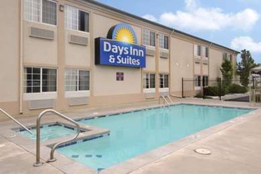 Days Inn & Suites By Wyndham Wichita 4