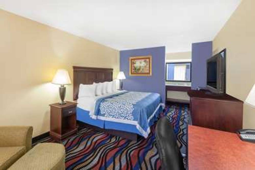 DAYS INN UVALDE 9