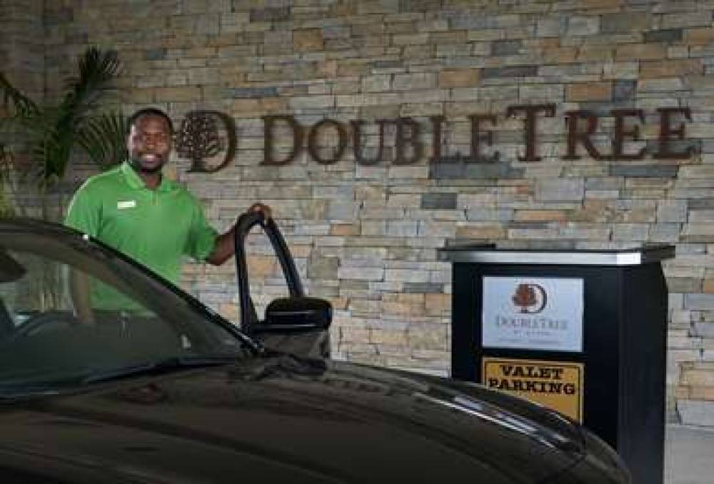 DoubleTree By Hilton Detroit - Dearborn 2