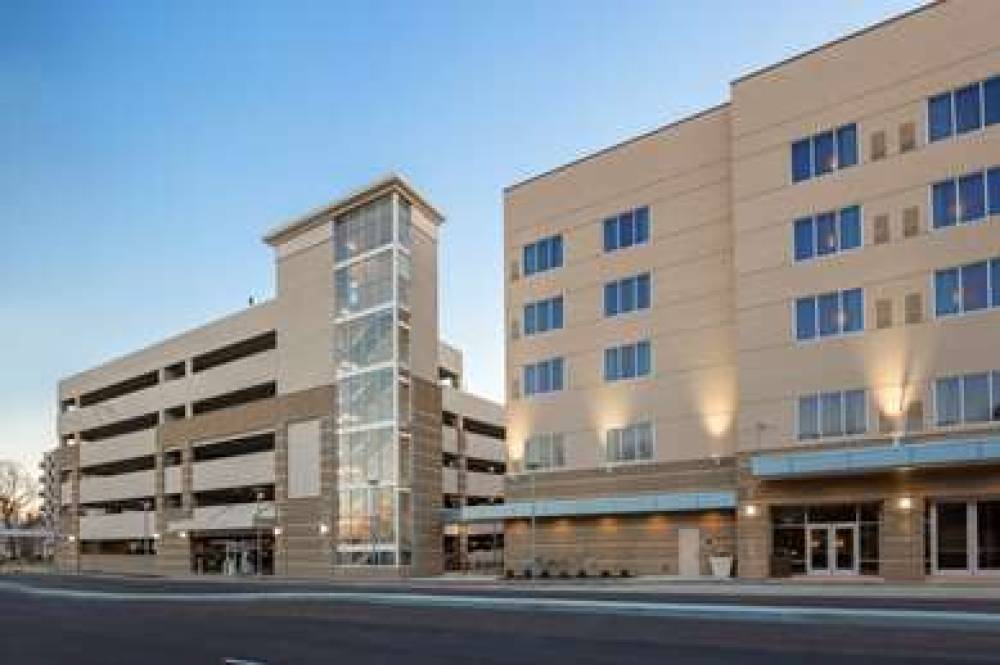 DOUBLETREE BY HILTON EVANSVILLE 3