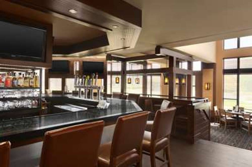 DoubleTree By Hilton Hartford - Bradley Airport 10