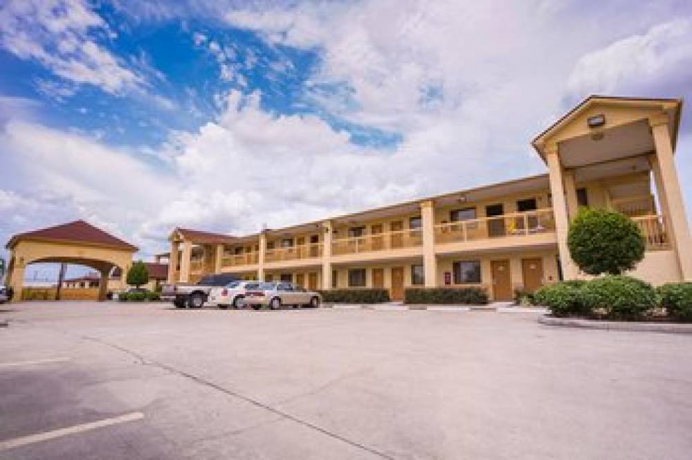 DOWNTOWNER INN AND SUITES 2