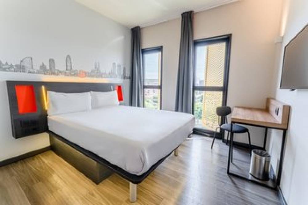 EASYHOTEL BARCELONA FIRA 3