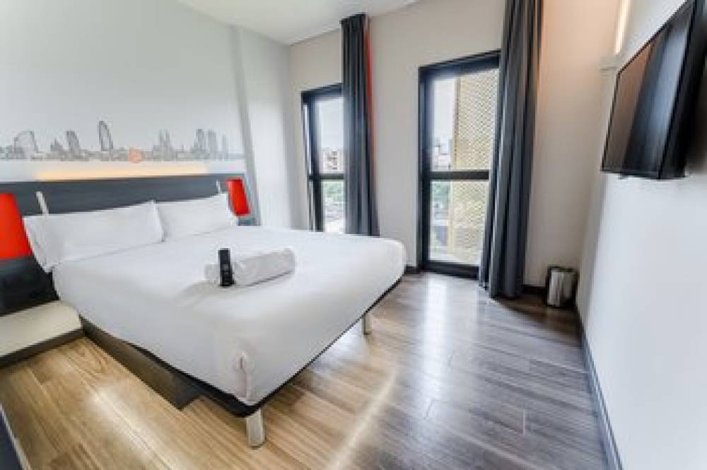 EASYHOTEL BARCELONA FIRA 4