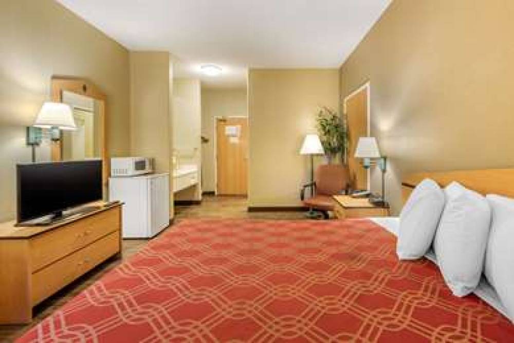 Econo Lodge Airport 9