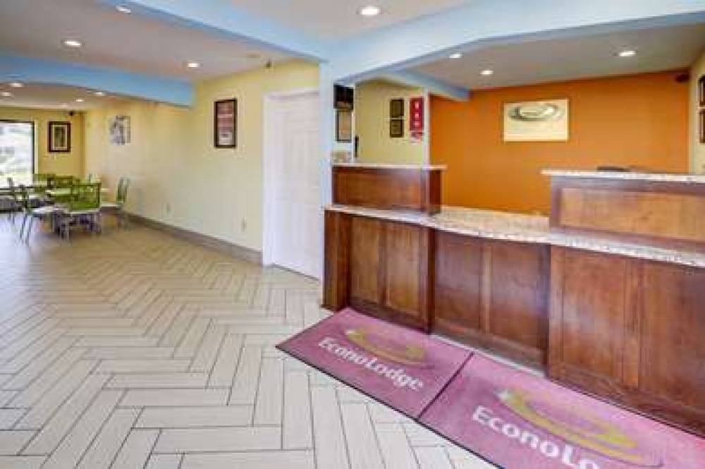 Econo Lodge At Military Circle 2