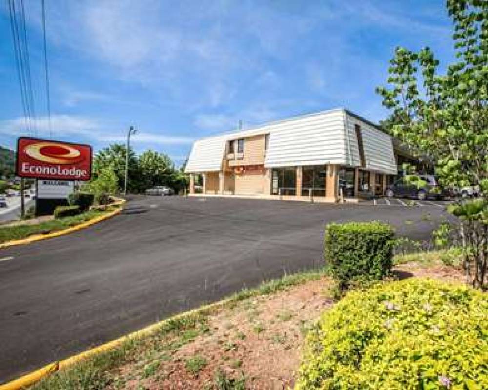 Econo Lodge Biltmore 2