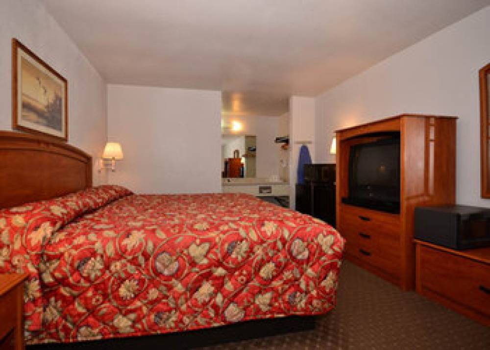 Econo Lodge East 4