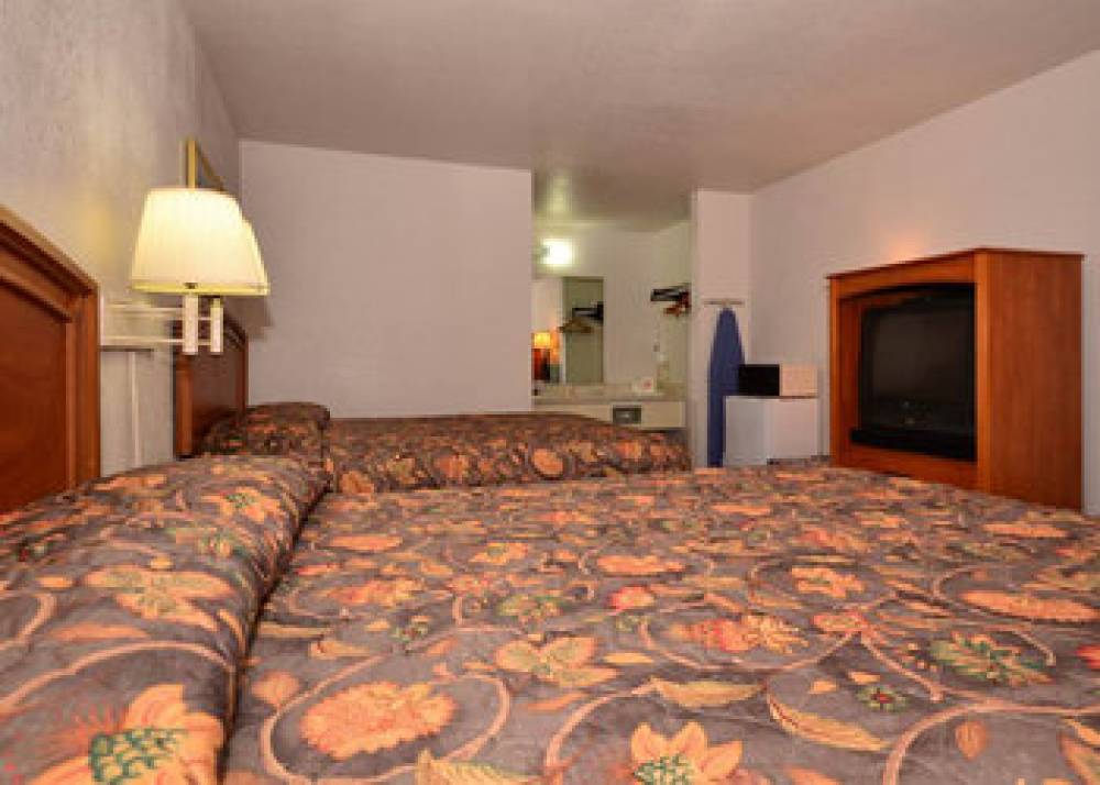 Econo Lodge East 2