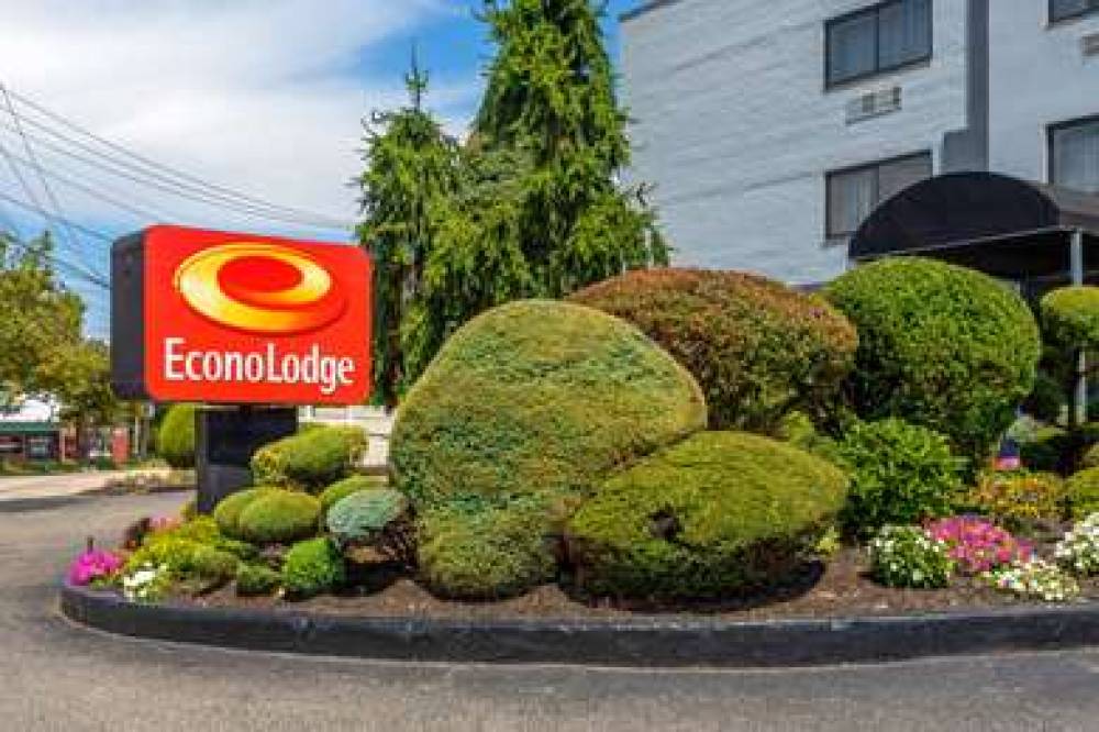 Econo Lodge 2