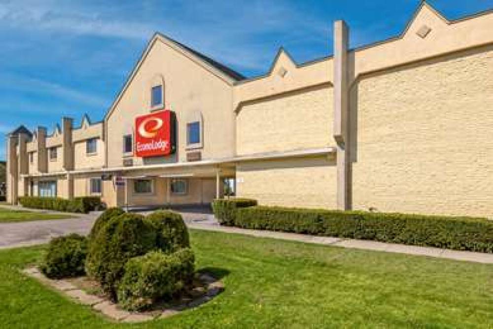 Econo Lodge 2