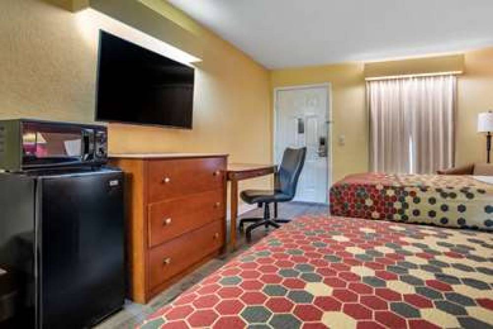 Econo Lodge 10