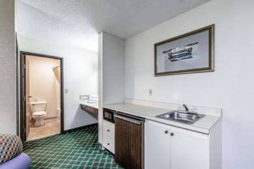 ECONO LODGE INN AND SUITES AUBURN 10