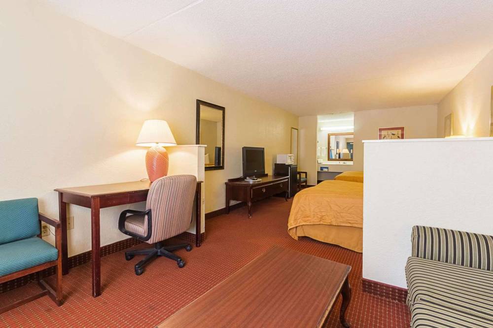 ECONO LODGE INN AND SUITES BENTONVI 1