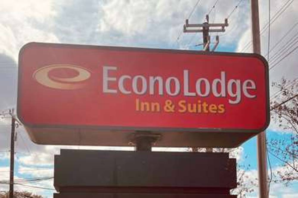 ECONO LODGE INN AND SUITES DOWNTOWN 2