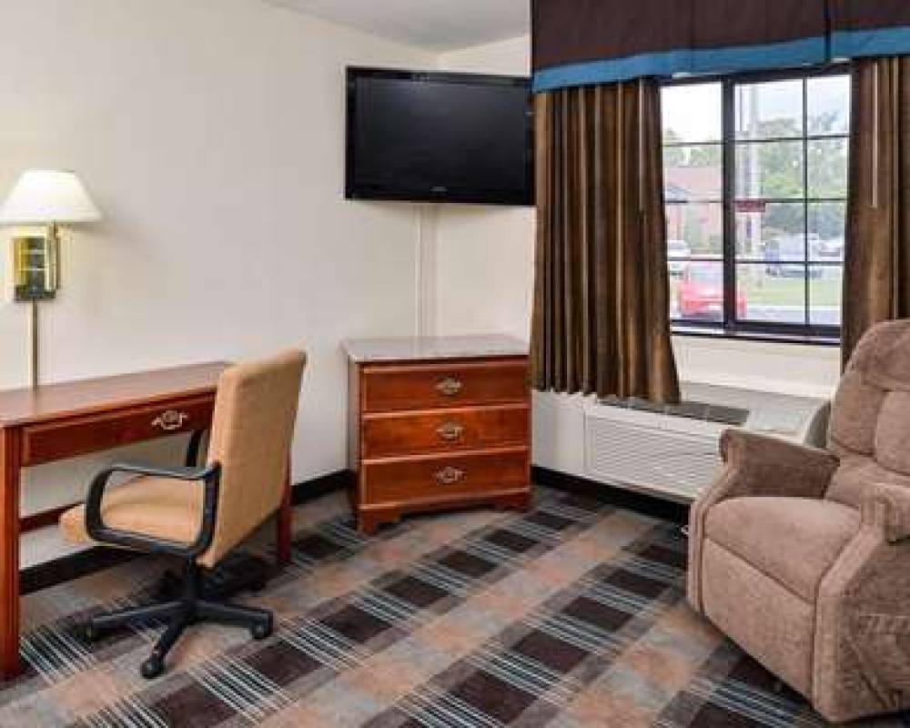 ECONO LODGE INN AND SUITES 10