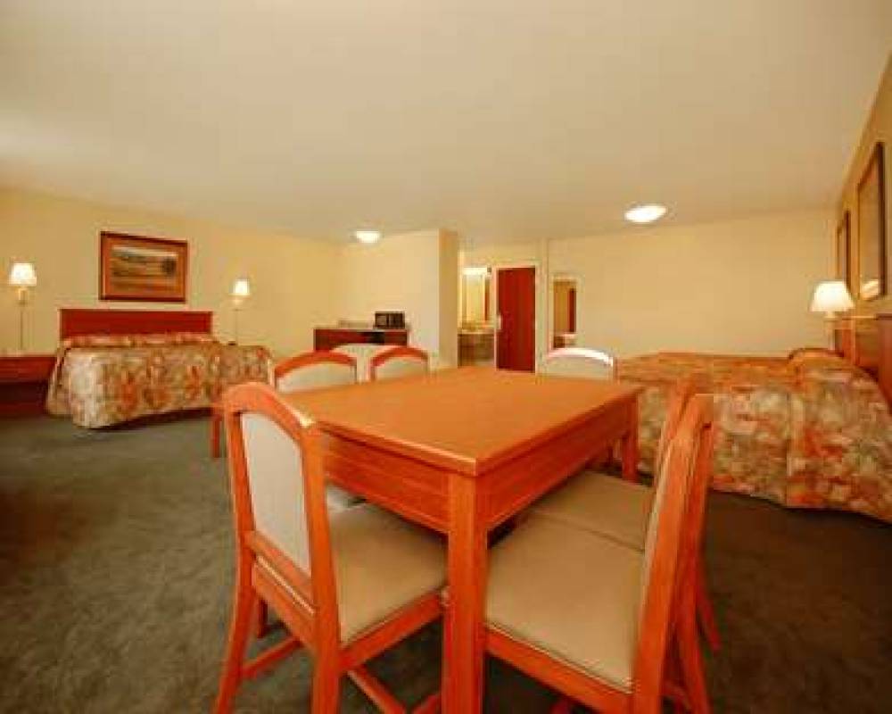 ECONO LODGE INN AND SUITES 10