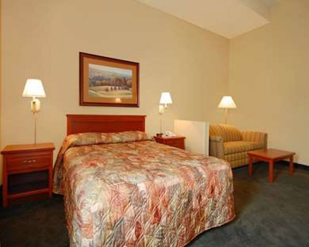 ECONO LODGE INN AND SUITES 7