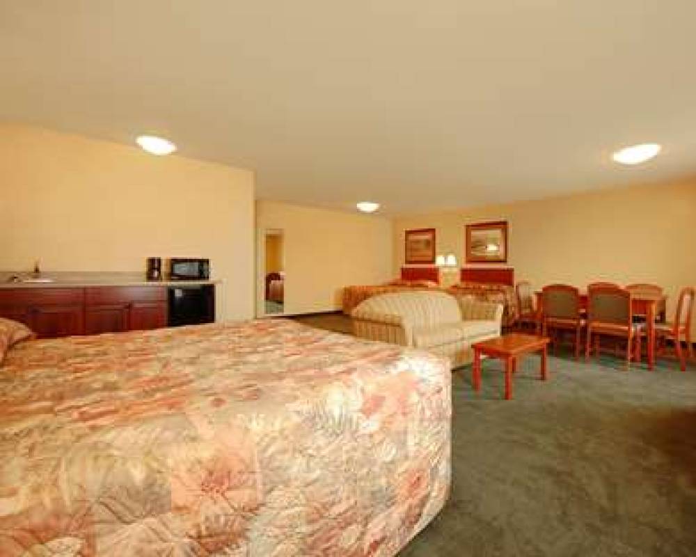 ECONO LODGE INN AND SUITES 8