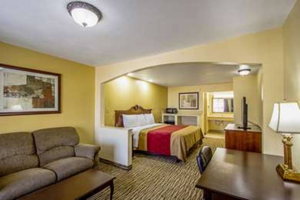 ECONO LODGE INN AND SUITES 10