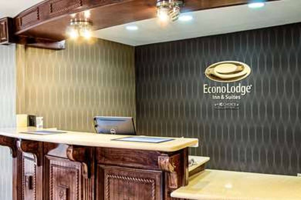 ECONO LODGE INN AND SUITES 5