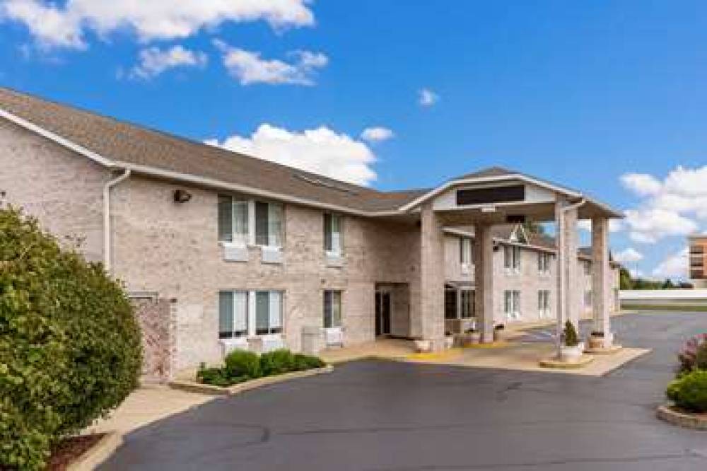 ECONO LODGE  INN AND SUITES 2