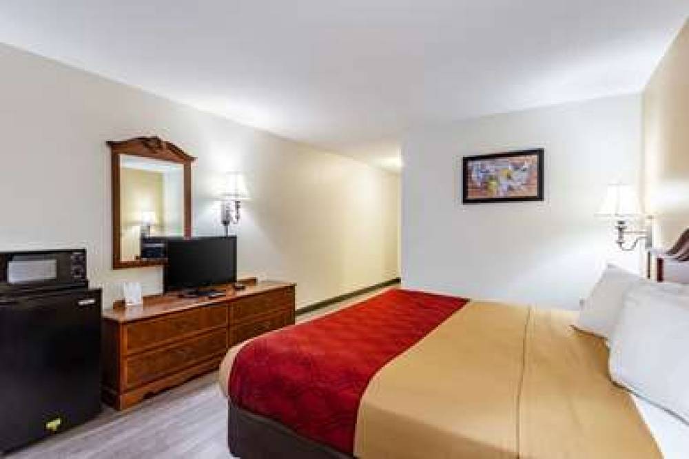 ECONO LODGE  INN AND SUITES 10