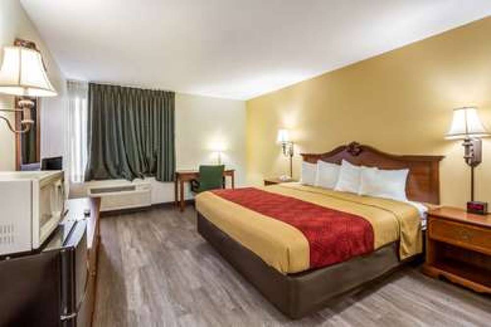 ECONO LODGE  INN AND SUITES 7