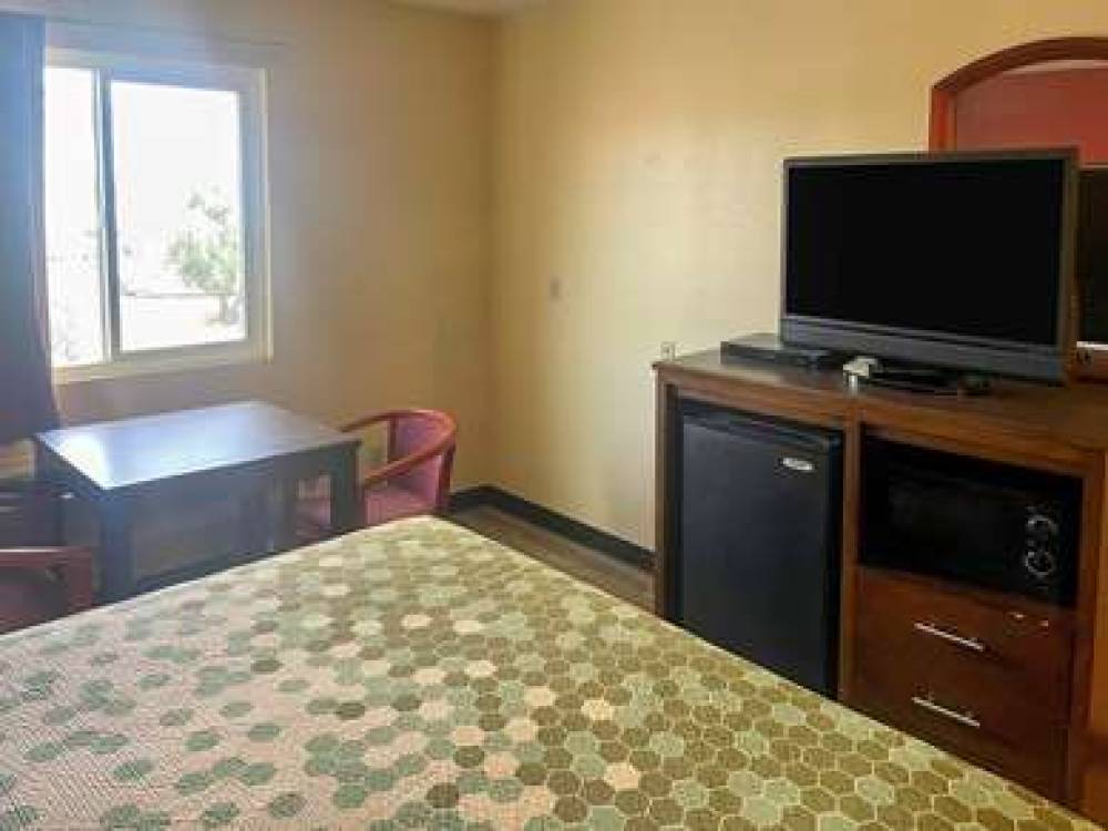 ECONO LODGE INN AND SUITES 4