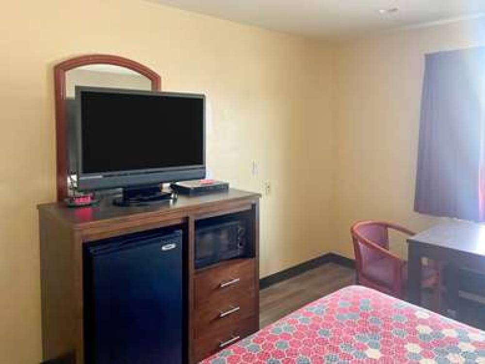 ECONO LODGE INN AND SUITES 8