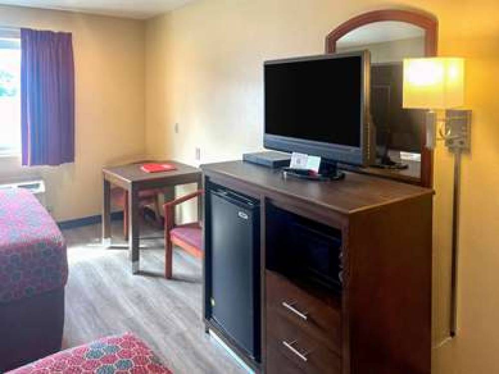 ECONO LODGE INN AND SUITES 7