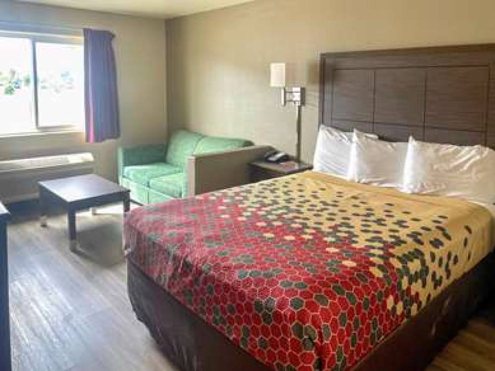 ECONO LODGE INN AND SUITES 9