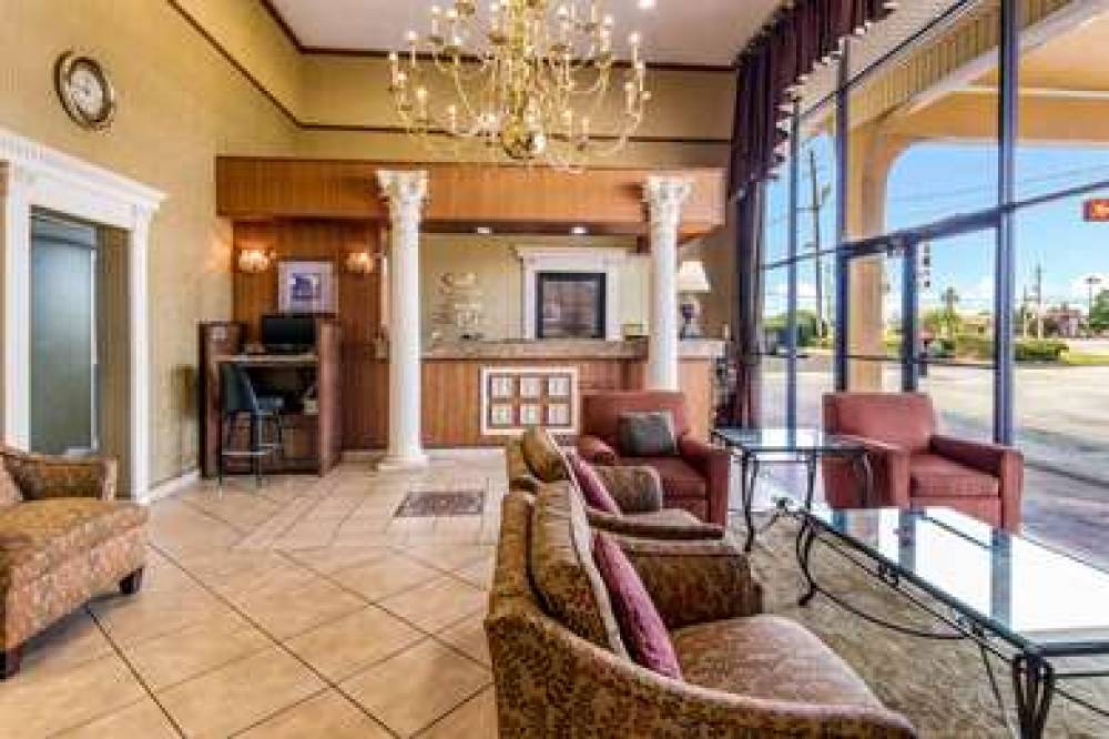 ECONO LODGE INN AND SUITES 3