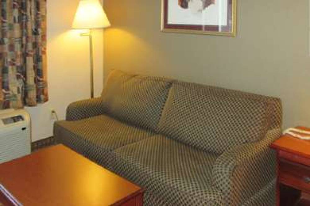 ECONO LODGE INN AND SUITES 3