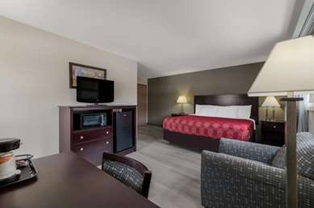 ECONO LODGE INN AND SUITES 7