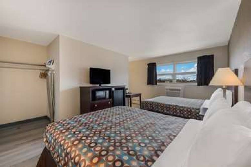 ECONO LODGE INN AND SUITES 5