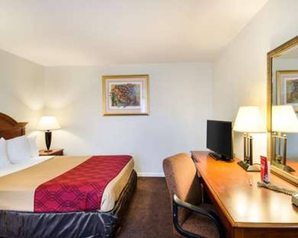 ECONO LODGE INN AND SUITES 10