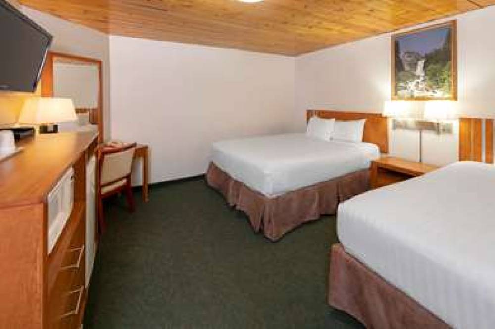 ECONO LODGE INN AND SUITES 9