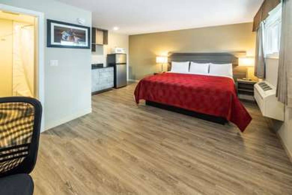 ECONO LODGE INN AND SUITES 8