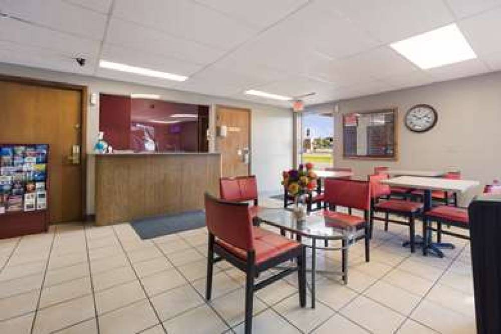 ECONO LODGE INN AND SUITES ESCANABA 4